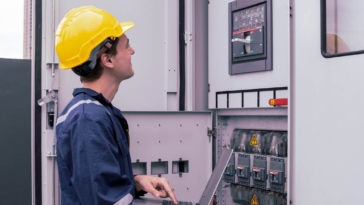 Gruppo elettrogeno, generatore, operaio, tecnico
