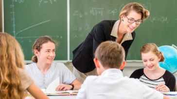docente, lezione in classe, scuola