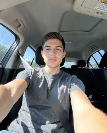 Esempio di foto da evitare nel curriculum: selfie in auto con braccio teso e prospettiva deformata