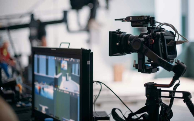 Telecamera e monitor su un set di ripresa video