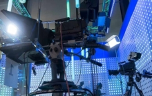 Telecamere e luci in uno studio televisivo
